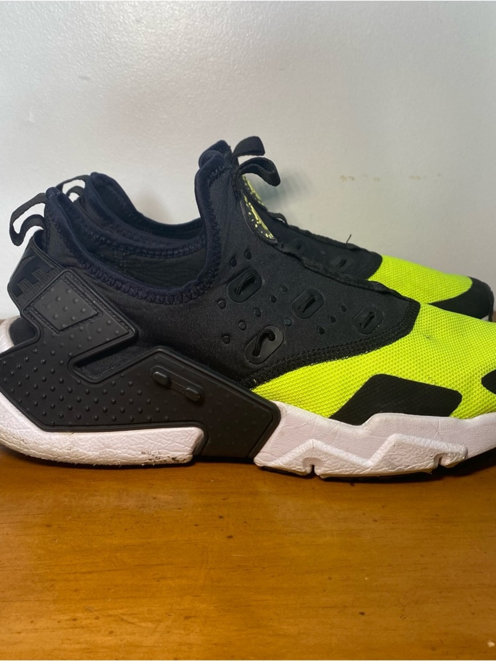 Nike Air Huarache Men’s Size 8.5 Drift Black Volt AH7334-700 Basketball Yellow